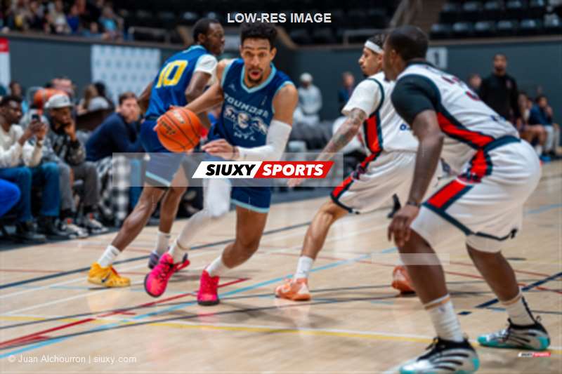 Tafari BECKFORD - Kyle STEWARD -  Montreal - Kitchener Waterloo - Basketball - BSL 2026 - Montréal Toundra vs Kitchener Waterloo Titans - Game (#BSL26MTKT0111) Photo by: Juan Alchourron | Siuxy Sports 2026-01-09