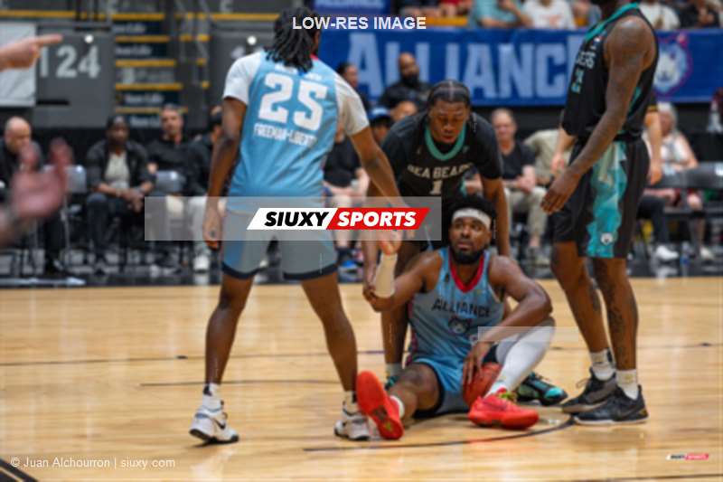 Quincy GUERRIER - David WALKER -  Montreal - Winnipeg - Basketball - CEBL 2026 - Alliance Montréal vs Winnipeg Sea Bears (#CEBL26AMWB06) Photo by: Juan Alchourron | Siuxy Sports 2026-06-05