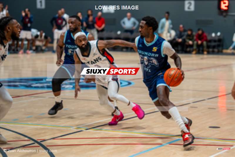 C.J. FELDER - Jeremy HAYES - Levi LONDOLE -  Montreal - Kitchener Waterloo - Basketball - BSL 2026 - Montréal Toundra vs Kitchener Waterloo Titans - Game (#BSL26MTKT0111) Photo by: Juan Alchourron | Siuxy Sports 2026-01-09