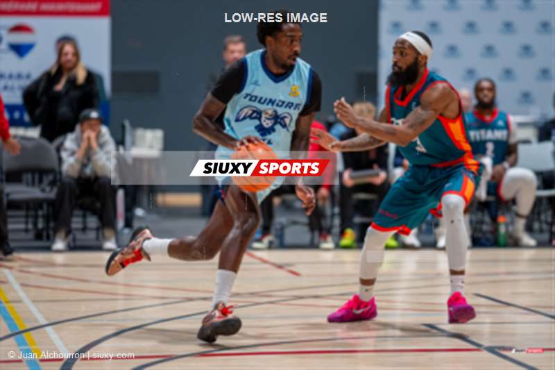 Jeremy HAYES - James TOWNS -  Montreal - Kitchener Waterloo - Basketball - BSL 2026 - Montréal Toundra vs Kitchener Waterloo Titans - Game (#BSL26MTKT0311) Photo by: Juan Alchourron | Siuxy Sports 2026-01-11