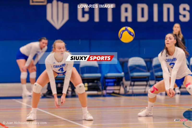 Naomi BABII - Émilie BOURQUE - Sarah MCGLASHAN -  Université du Québec à Montréal - Université de Montréal - Volleyball - RSEQ - 2024 Volley F - UQAM (1) vs (3) U. de Montréal (#RSEQ24VFUQAUDM01) Photo by: Juan Alchourron | Siuxy Sports 2024-01-12
