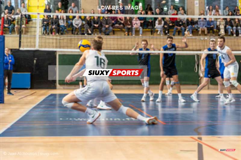 Jonathan PORTELANCE - Guillaume RIVEST - Maxime ST-DENIS - Alexis TOURNIER - Ghassen ZGARNI -  Université de Montréal - Université de Sherbrooke - Volleyball - RSEQ - 2024 VOLLEY M - U DE MONTRÉAL (1) VS (3) U DE SHERBROOKE - Reel 1 (#RSEQ24VMUDMUSH02A1) Photo by: Juan Alchourron | Siuxy Sports 2024-02-04
