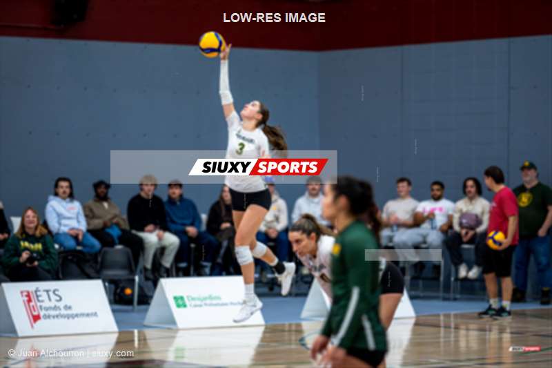 Bastien CURUTCHET - Brahim MAHMOUDI -  ÉTS (École de technologie supérieure) - Université de Sherbrooke - Volleyball - RSEQ 2025 - Volleyball F D1 - ETS vs Université de Sherbrooke (#RSEQ25VFD1ES1) Photo by: Juan Alchourron | Siuxy Sports 2025-12-06