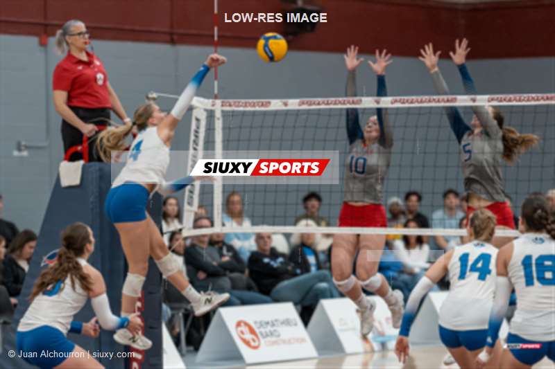 Eva GÉNIER -  ÉTS (École de technologie supérieure) - Université de Montréal - Volleyball - RSEQ 2025 - Volleyball F - ETS vs U. de Montréal (#RSEQ25VFEM10) Photo by: Juan Alchourron | Siuxy Sports 2025-10-31