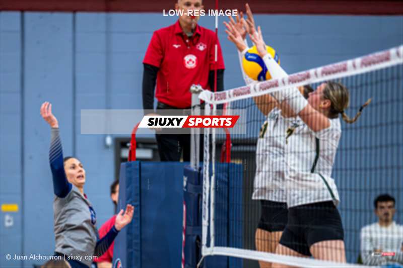 Lisa DUMONT -  ÉTS (École de technologie supérieure) - Université de Sherbrooke - Volleyball - RSEQ 2025 - Volleyball F D1 - ETS vs Université de Sherbrooke (#RSEQ25VFD1ES1) Photo by: Juan Alchourron | Siuxy Sports 2025-12-06