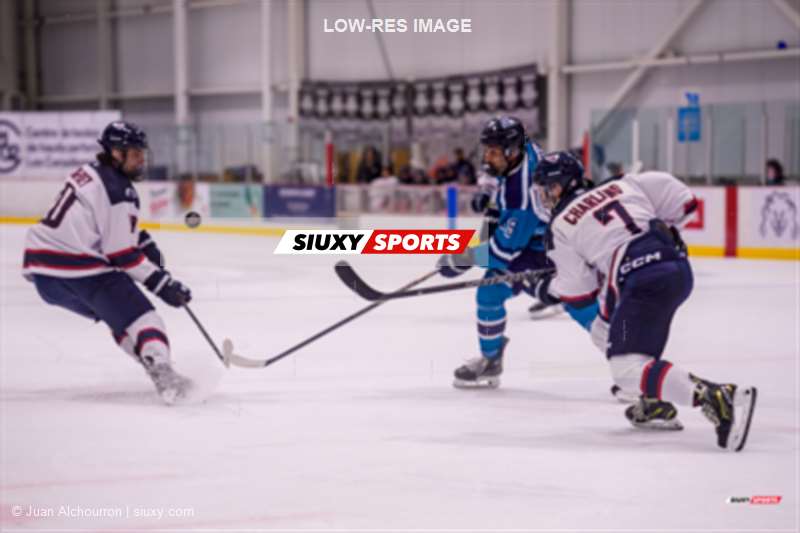  ÉTS (École de technologie supérieure) - Université du Québec en Outaouais - Ice hockey - RSEQ 2025 - Hockey M D2 - Piranhas ETS vs Torrents Université du Québec en Outaouais - Match (#RSEQ25HMD2EO1) Photo by: Juan Alchourron | Siuxy Sports 2025-10-11