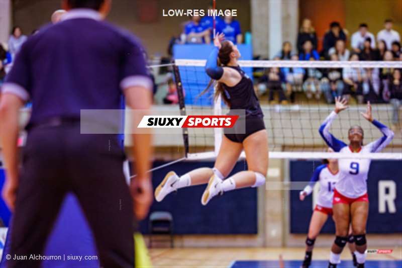 Iris ÉTIENNE - Florence LAPOINTE -  Université de Montréal - ÉTS (École de technologie supérieure) - Volleyball - RSEQ 2025 - Volleyball F - Université de Montréal (3) vs (0) ETS (#RSEQ25VFUDMETS01) Photo by: Juan Alchourron | Siuxy Sports 2025-01-10