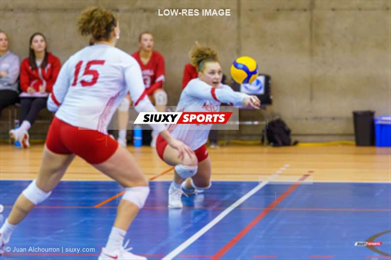 Selima GUIDARA - Elyssa LAJMI -  Université de Montréal - Université McGill - Volleyball - RSEQ 2025 - Volleyball F - 1/2 finale 1 - U de Montréal (1) vs (3) McGill (#RSEQ25VFDFUMMCG02) Photo by: Juan Alchourron | Siuxy Sports 2025-02-21