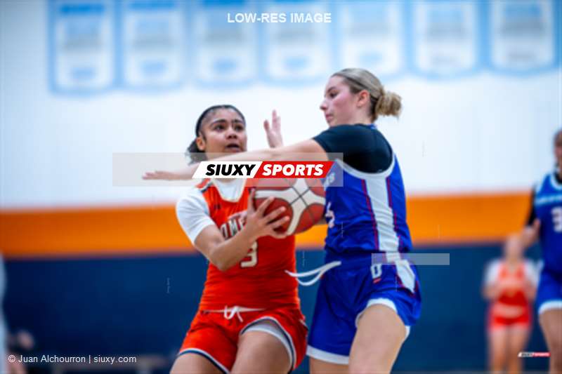 Ines HOBA - Eva REGIS -  Cégep André Laurendeau - Cégep de l'Outaouais - Basketball - RSEQ 2025 - Basketball F D3 - André Laurendeau vs Cégep de l'Outaouais (#RSEQ25BFD3AO1) Photo by: Juan Alchourron | Siuxy Sports 2025-12-05