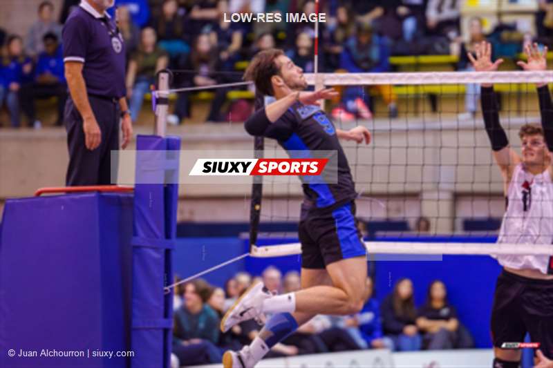 Guillaume SAMSON -  Université de Montréal - University of New Brunswick - Volleyball - RSEQ 2025 - Volleyball M - Université de Montréal (3) vs (0) UNB (#RSEQ25VMUDMUNB01) Photo by: Juan Alchourron | Siuxy Sports 2025-01-10
