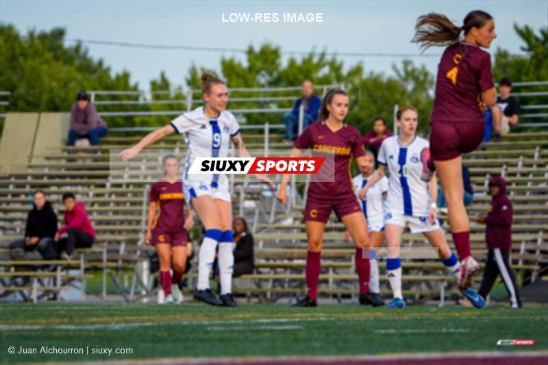Justine LALANDE - Alexiane TREMBLAY -  Université Concordia - Université de Montréal - Soccer - RSEQ 2025 - Soccer F - Concordia vs Université de Montréal (#RSEQ25SFCM39) Photo by: Juan Alchourron | Siuxy Sports 2025-09-12