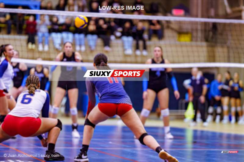 Iman ASSAMEUR - Éloïse THOMAS -  Université de Montréal - ÉTS (École de technologie supérieure) - Volleyball - RSEQ 2025 - Volleyball F - Université de Montréal (3) vs (0) ETS (#RSEQ25VFUDMETS01) Photo by: Juan Alchourron | Siuxy Sports 2025-01-10