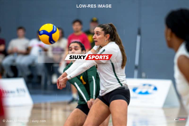Britanie MARANDA -  ÉTS (École de technologie supérieure) - Université de Sherbrooke - Volleyball - RSEQ 2025 - Volleyball F D1 - ETS vs Université de Sherbrooke (#RSEQ25VFD1ES1) Photo by: Juan Alchourron | Siuxy Sports 2025-12-06