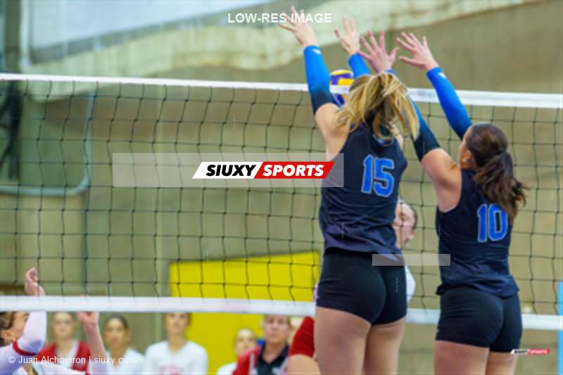 Myriam KAYSER-TOURIGNY - Sarah MCGLASHAN -  Université de Montréal - Université McGill - Volleyball - RSEQ 2025 - Volleyball F - 1/2 finale 3 - U de Montréal (3) vs (0) McGill (#RSEQ25VFDFUMMCG32) Photo by: Juan Alchourron | Siuxy Sports 2025-02-23