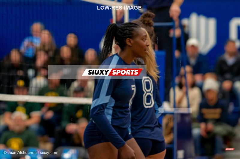 Laura CÔTÉ-COLLIN - Erlande DACILIA -  Université du Québec à Montréal - Université de Sherbrooke - Volleyball - RSEQ - 2023 Volley F - UQAM (3) vs (1) Université de Sherbrooke - 1 set (#RSEQ2023UQAMvUSH03) Photo by: Juan Alchourron | Siuxy Sports 2023-02-24