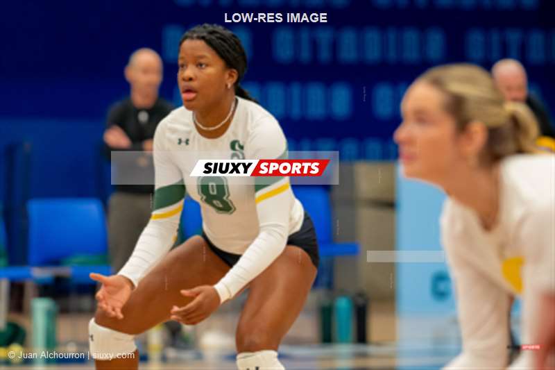 Jaël-Esther TELFORT -  Université du Québec à Montréal - Université de Sherbrooke - Volleyball - RSEQ - 2023 Volley F - UQAM (3) vs (1) Université de Sherbrooke - Avant Match (#RSEQ2023UQAMvUSH02) Photo by: Juan Alchourron | Siuxy Sports 2023-02-24