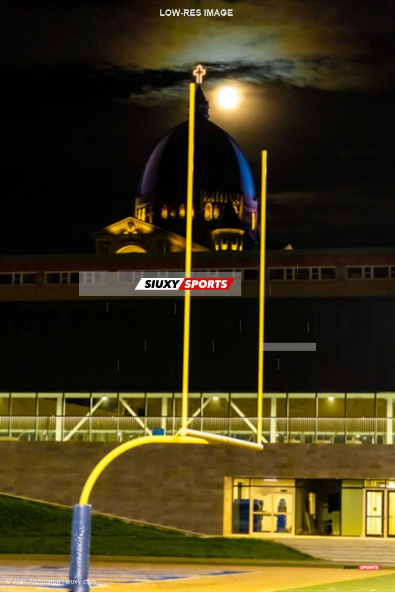  ÉTS (École de technologie supérieure) - Université Ottawa - Rugby - L'Oratoire Saint-Joseph, joue au Rugby avec la lune! (#RSEQRgbyMETSOTW2022RA2) Photo by: Juan Alchourron | Siuxy Sports 2022-10-08