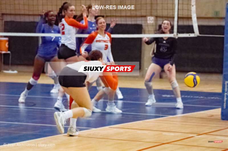 Pénélope DUBÉ - Rachel ST-AMAND -  Université de Montréal - Université du Québec à Trois-Rivières - Volleyball - Université de Montréal vs Université du Québec à Trois Rivières - Volleyball Fém (#CrbnsVsPatriotes2022VollF) Photo by: Juan Alchourron | Siuxy Sports 2022-03-12