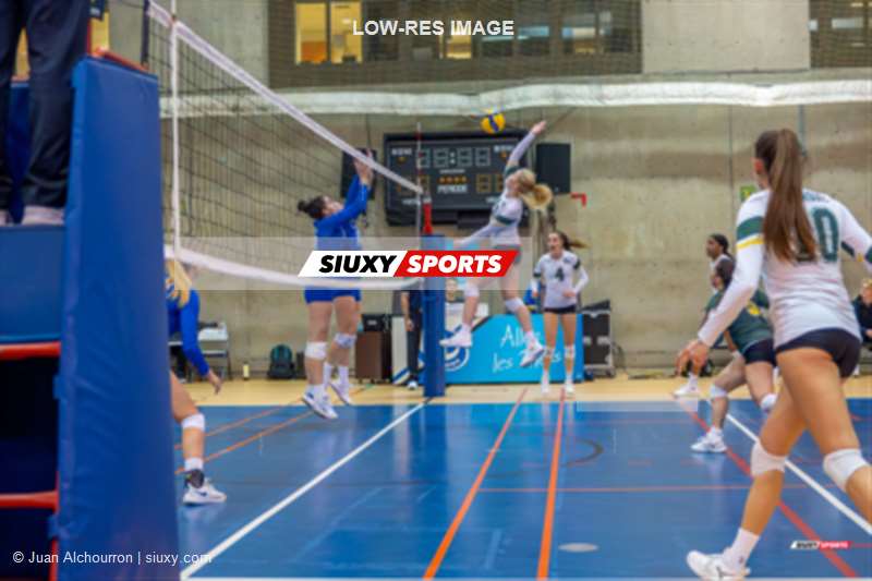 Emma BERGERON - Britanie MARANDA -  Université de Montréal - Université de Sherbrooke - Volleyball - RSEQ - 2023 Volley F - UDM (0) vs (3) U. de Sherbrooke (#RSEQ23VFUMSH10) Photo by: Juan Alchourron | Siuxy Sports 2023-10-27