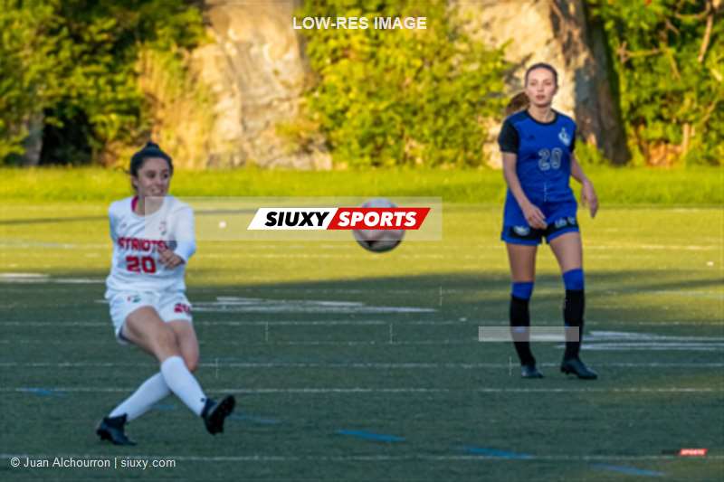 Shanie SOULIÈRES - Mia TESSIER -  Université de Montréal - Université du Québec à Trois-Rivières - Soccer - Soccer Fém - Carabins (2) vs (0) Patriotes - RSEQ #1 (#SoccerUdeMvUQTR2022Fem1) Photo by: Juan Alchourron | Siuxy Sports 2022-08-31