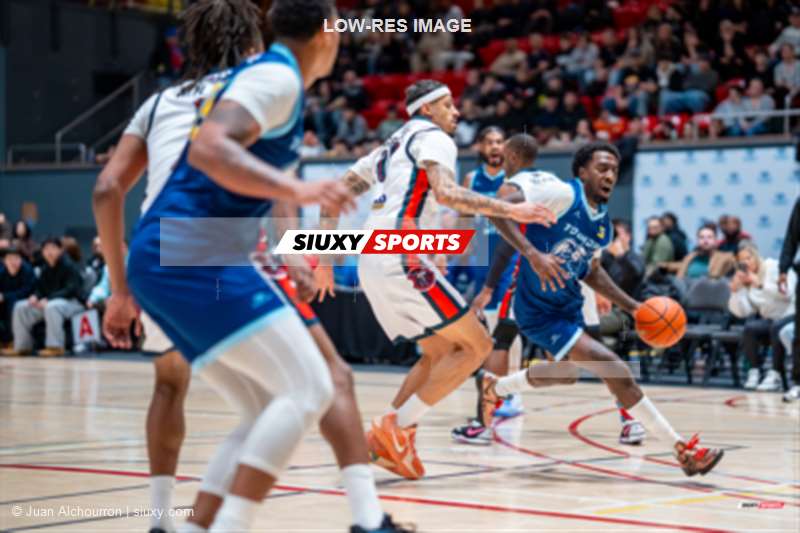 Jeremy HAYES - Dimencio VAUGHN -  Montreal - Kitchener Waterloo - Basketball - BSL 2026 - Montréal Toundra vs Kitchener Waterloo Titans - Game (#BSL26MTKT0111) Photo by: Juan Alchourron | Siuxy Sports 2026-01-09