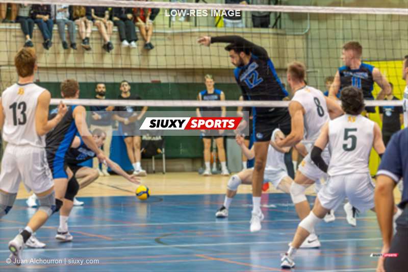  Université de Montréal - Université de Sherbrooke - Volleyball - RSEQ - 2023 VOLLEY M - UDM (1) VS (3) U. DE SHERBROOKE (#RSEQ23VMUMSH10) Photo by: Juan Alchourron | Siuxy Sports 2023-10-27